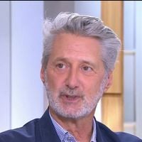 Antoine de Caunes : son fils Louis papa pour la première fois, il a pris une résolution pour ne plus être un “mauvais grand-père”