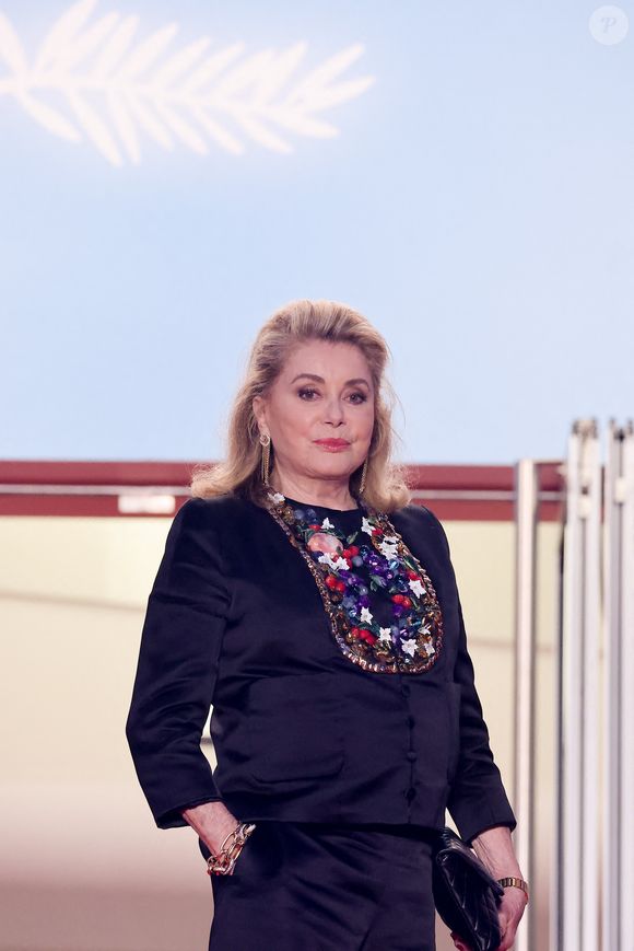 Catherine Deneuve - Descente des marches du film "Marcello Mio" lors du 77ème Festival International du Film de Cannes, au Palais des Festivals à Cannes. Le 21 mai 2024. © Jacovides-Moreau / Bestimage
