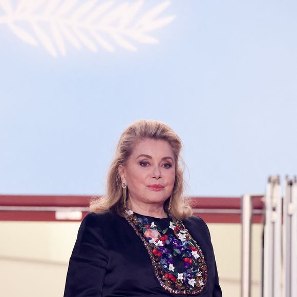 Catherine Deneuve - Descente des marches du film "Marcello Mio" lors du 77ème Festival International du Film de Cannes, au Palais des Festivals à Cannes. Le 21 mai 2024. © Jacovides-Moreau / Bestimage