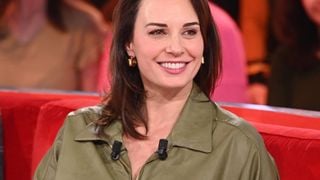 C'est un 10/10 pour Julia Vignali (Affaire conclue) ! Dans son dressing, la petite robe colorée parfaite pour la mi-saison