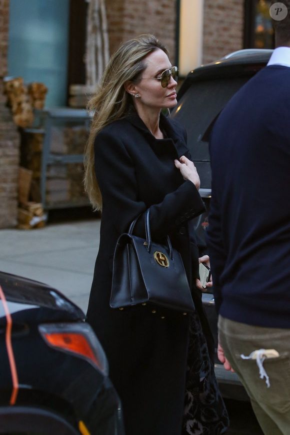 New York, NY  - Angelina Jolie très élégante avec son sac noir Dior.


Photo : Backgrid USA / Bestimage