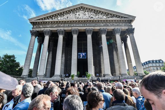 Messe hommage pour le 75e anniversaire de Johnny Hallyday en l'église de La Madeleine à Paris, en présence de milliers de fans. Le 15 juin 2018.