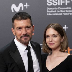 Leur fille Stella reste au cœur de ce lien familial intact.

Antonio Banderas et sa fille Stella - Photocall de la cérémonie d'ouverture du 69e Festival international du film de San Sebastian, le 17 septembre 2021. Photo par Bestimage