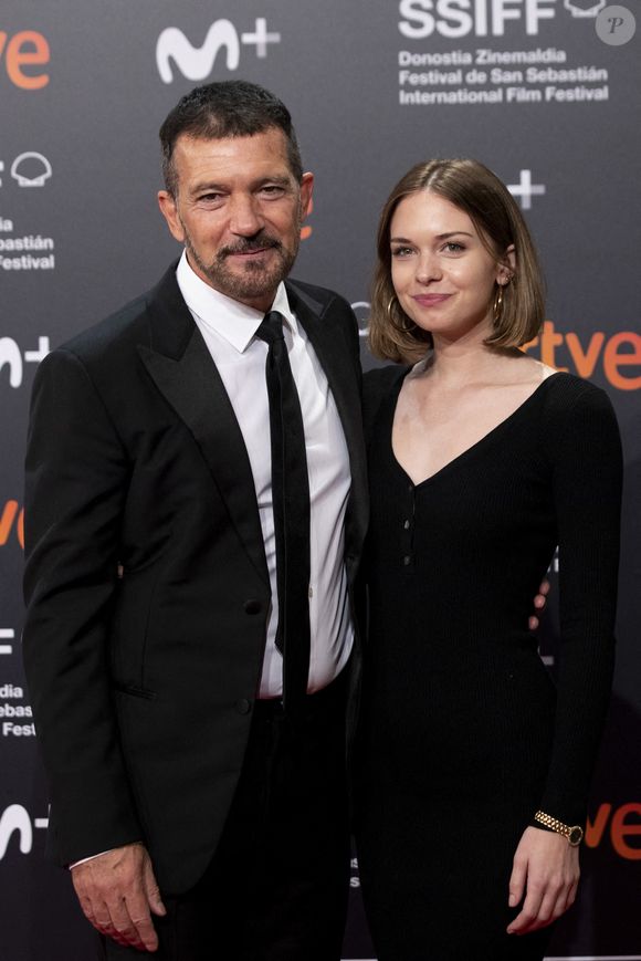 Leur fille Stella reste au cœur de ce lien familial intact.

Antonio Banderas et sa fille Stella - Photocall de la cérémonie d'ouverture du 69e Festival international du film de San Sebastian, le 17 septembre 2021. Photo par Bestimage