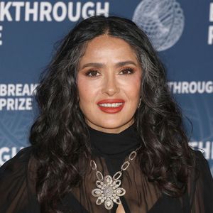 Salma Hayek lors de la 11e cérémonie annuelle du Breakthrough Prize qui s'est tenue au Barker Hangar à Santa Monica, en Californie, le 5 avril 2025.

Backgrid USA / Bestimage