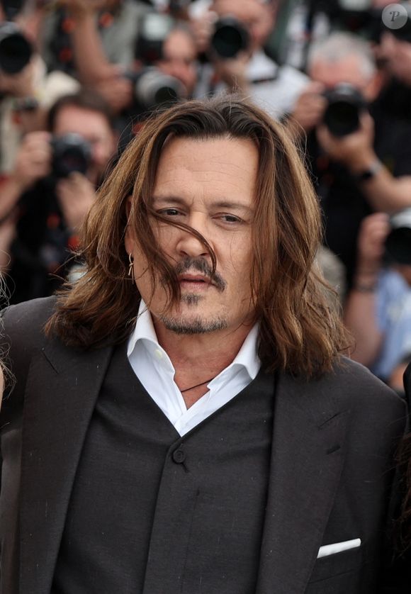 En parallèle, Johnny Depp se produit aussi comme musicien sur scène

Johnny Depp au photocall de "Jeanne du Barry" lors du 76ème Festival International du Film de Cannes, le 17 mai 2023.
© Dominique Jacovides/Cyril Moreau/Bestimage