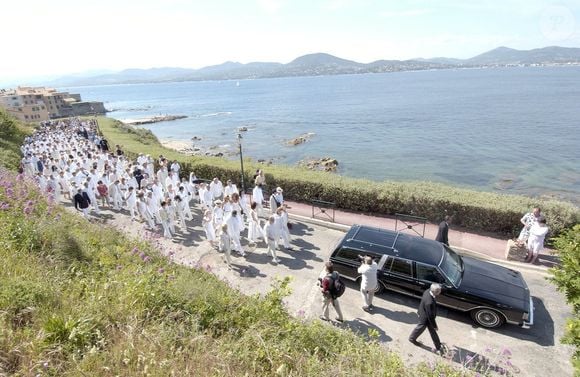 Le corbillard avec le cercueil d'Eddie Barclay en route vers le cimetière de Saint-Tropez, dans le sud de la France, le 19 mai 2005. Photo par Holubowicz-Klein/ABACA.