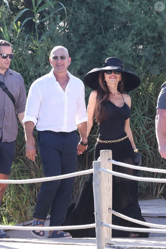 Depuis leur somptueux mariage s'est orchestré en juin à Venise, le couple a multiplié les apparitions publiques.

Jeff Bezos et sa femme Lauren Sanchez au Club 55 sur la plage de Pampelonne à Saint-Tropez (Ramatuelle), Côte d'Azur, France, le 22 juillet 2025. © Bestimage