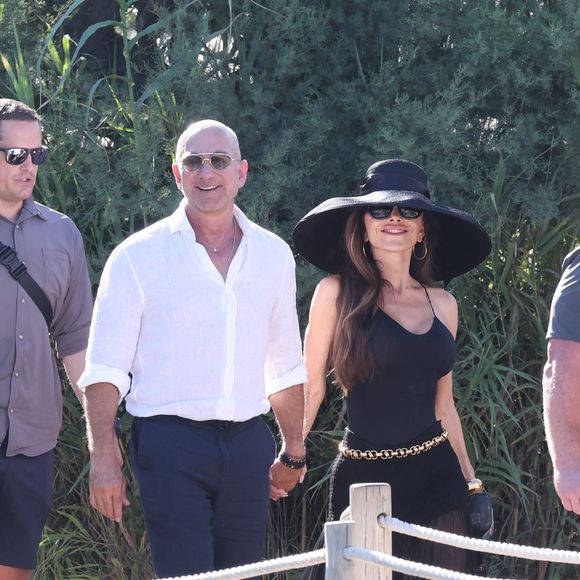 Depuis leur somptueux mariage s'est orchestré en juin à Venise, le couple a multiplié les apparitions publiques.

Jeff Bezos et sa femme Lauren Sanchez au Club 55 sur la plage de Pampelonne à Saint-Tropez (Ramatuelle), Côte d'Azur, France, le 22 juillet 2025. © Bestimage