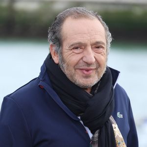 Patrick Timsit - Photocall du film "Les disparues de la gare" projeté en ouverture du Festival de la fiction TV de La Rochelle le 16 septembre 2025.

© Denis Guignebourg / Bestimage