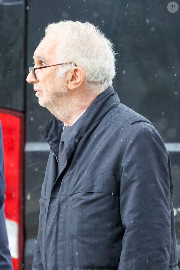 Alain Terzian, producteur et ami du défunt, a assisté lui aussi à la cérémonie.

Exclusif - Alain Terzian - Arrivées aux obsèques d’Alain Belmondo au crématorium du Père-Lachaise à Paris, France, le 4 septembre 2025. © Dominique Jacovides/Bestimage