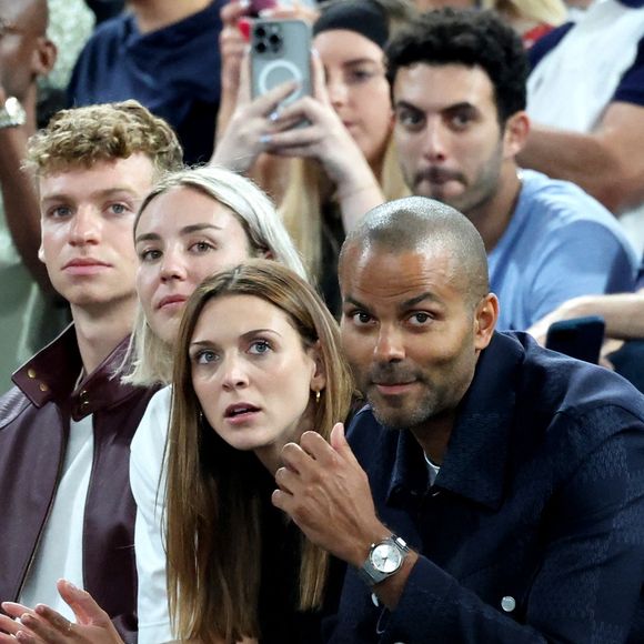 Carnet rose pour une star des JO !

Léon Marchand, Cassandre Beaugrand, Manon Apithy-Brunet, Tony Parker, Thierry Henry - Les célébrités en tribunes pendant la finale de basketball opposant les Etats-Unis à la France (98-87) lors des Jeux Olympiques de Paris (JO) à l'Arena Bercy, à Paris, France © Jacovides-Perusseau/Bestimage