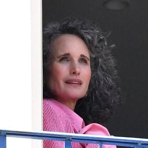 Andie MacDowell en shooting photo au balcon de l'hôtel "Martinez" lors du 75ème Festival International du Film de Cannes, le 27 mai 2022. Photo par Bestimage