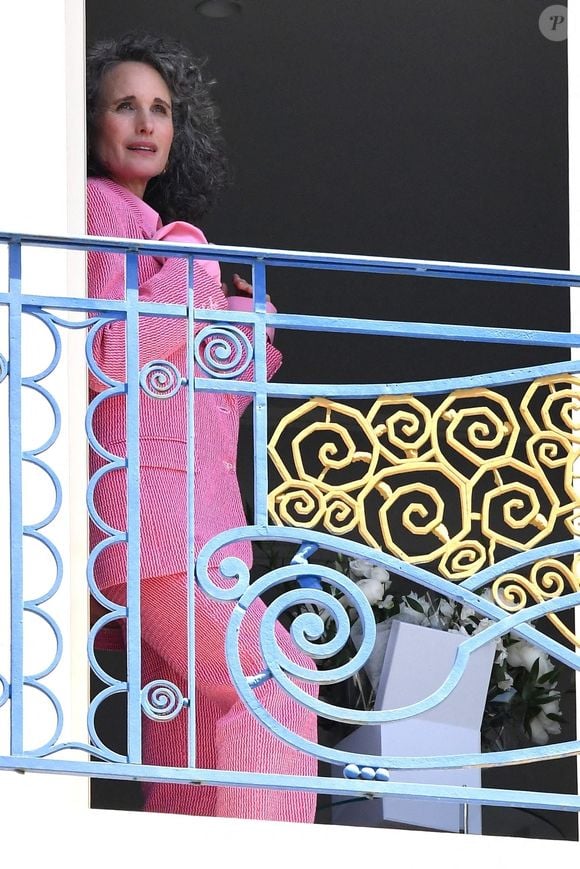 Andie MacDowell en shooting photo au balcon de l'hôtel "Martinez" lors du 75ème Festival International du Film de Cannes, le 27 mai 2022. Photo par Bestimage