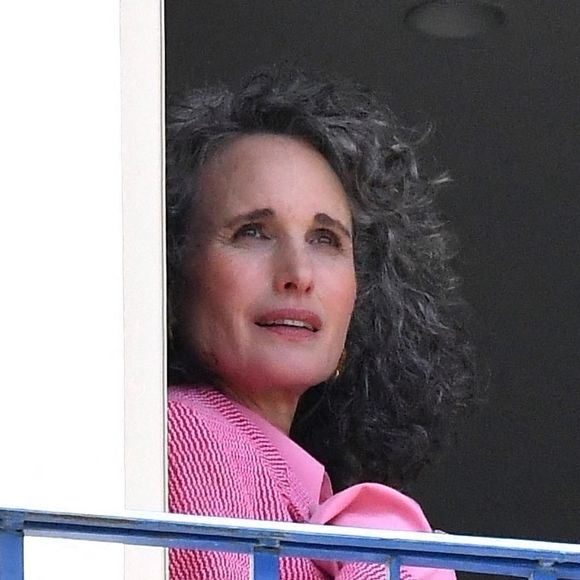 Andie MacDowell en shooting photo au balcon de l'hôtel "Martinez" lors du 75ème Festival International du Film de Cannes, le 27 mai 2022. Photo par Bestimage