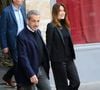 Quelques semaines seulement après la remise en liberté de son époux, Nicolas Sarkozy — ordonnée le 10 novembre dernier, après vingt jours d’incarcération — la chanteuse et mannequin a partagé un moment d’une portée profondément intime et symbolique.

Nicolas Sarkozy, accompagné de sa femme Carla Bruni, sort de son domicile pour être incarcéré à la prison de La Santé à Paris le 21 octobre 2025. © Bestimage