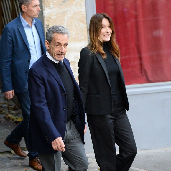 Quelques semaines seulement après la remise en liberté de son époux, Nicolas Sarkozy — ordonnée le 10 novembre dernier, après vingt jours d’incarcération — la chanteuse et mannequin a partagé un moment d’une portée profondément intime et symbolique.

Nicolas Sarkozy, accompagné de sa femme Carla Bruni, sort de son domicile pour être incarcéré à la prison de La Santé à Paris le 21 octobre 2025. © Bestimage