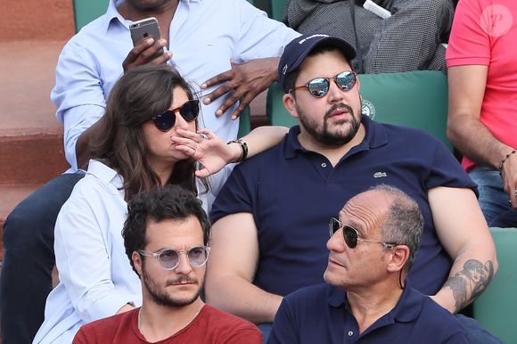 Il a notamment confié : Je n'y vais plus maintenant parce que je suis marié et tout va bien. Mais on n'est pas à l'abri d'y retourner un jour".

Artus et sa compagne Sarah Nasrallah dans les tribunes des internationaux de tennis de Roland Garros à Paris, le 3 juin 2018. 

Photo : © Dominique Jacovides - Cyril Moreau/Bestimage