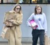 Angelina Jolie se consacre plutôt actuellement à ses enfants.
Los Angeles - Angelina Jolie et sa fille Vivienne, dans un look casual, en sortie pour aller faire des courses.
Photo : Backgrid USA / Bestimage