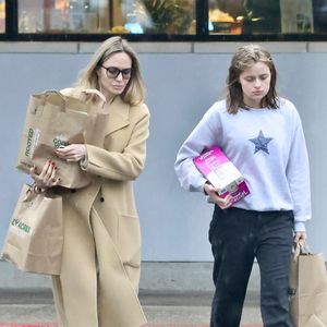 Angelina Jolie se consacre plutôt actuellement à ses enfants.

Los Angeles - Angelina Jolie et sa fille Vivienne, dans un look casual, en sortie pour aller faire des courses.


Photo : Backgrid USA / Bestimage