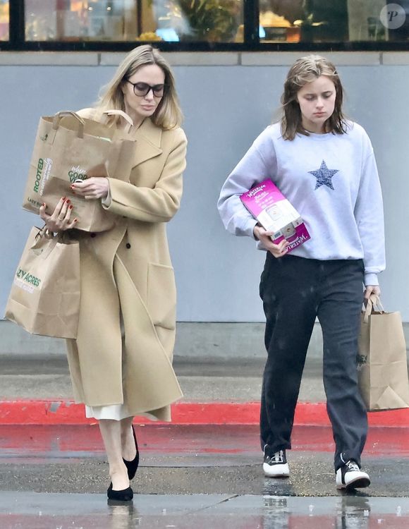 Angelina Jolie se consacre plutôt actuellement à ses enfants.

Los Angeles - Angelina Jolie et sa fille Vivienne, dans un look casual, en sortie pour aller faire des courses.


Photo : Backgrid USA / Bestimage