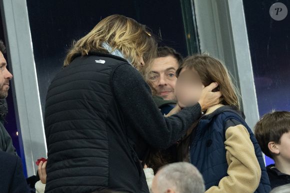 Amélie Mauresmo et son fils Aaron au match de rugby du Tournoi des Six Nations France contre Angleterre au Stade de France à Saint-Denis le 14 mars 2026