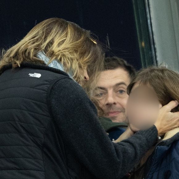 Amélie Mauresmo et son fils Aaron au match de rugby du Tournoi des Six Nations France contre Angleterre au Stade de France à Saint-Denis le 14 mars 2026