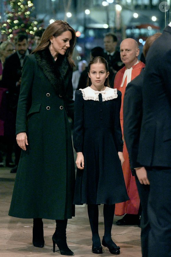 La princesse de Galles (Catherine "Kate" Middleton, princesse de Galles) et sa fille, la princesse Charlotte, pendant la cérémonie de chants Together At Christmas à l'abbaye de Westminster à Londres. Date de la photo : Vendredi 5 décembre 2025.