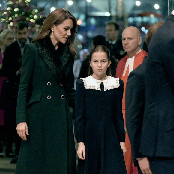 La princesse de Galles (Catherine "Kate" Middleton, princesse de Galles) et sa fille, la princesse Charlotte, pendant la cérémonie de chants Together At Christmas à l'abbaye de Westminster à Londres. Date de la photo : Vendredi 5 décembre 2025.