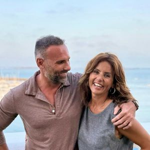 Évoquant son frère Charles, installé depuis plusieurs années aux États-Unis, elle a eu des mots bouleversants : "C’est l’homme de ma vie, mon frère"

Photo Instagram de Faustine Bollaert accompagnée de son frère Charles, en vacances, juillet 2025.