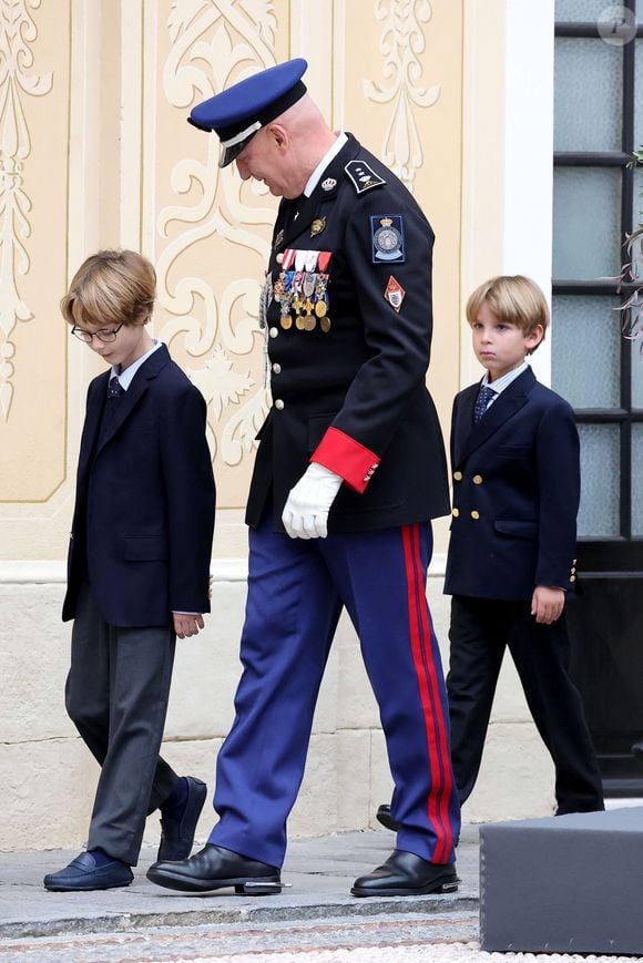 Stefano et Maximilian Casiraghi - La famille princière monégasque dans la cour d'honneur du palais lors de la la fête nationale à Monaco le 19 novembre 2025. © Dominique Jacovides - Bruno Bebert / Bestimage