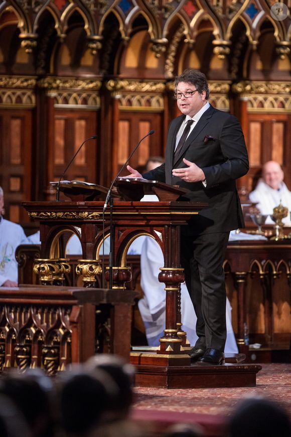 Patrick, l'aîné de René est moins connu. Il travaille pourtant aujourd'hui avec la chanteuse.

Patrick Angélil (fils de René Angélil) - Intérieur des obsèques nationales de René Angélil en la Basilique Notre-Dame de Montréal, le 22 janvier 2016. © Eric Carriere / OSAIMAGES / FEELING via Bestimage