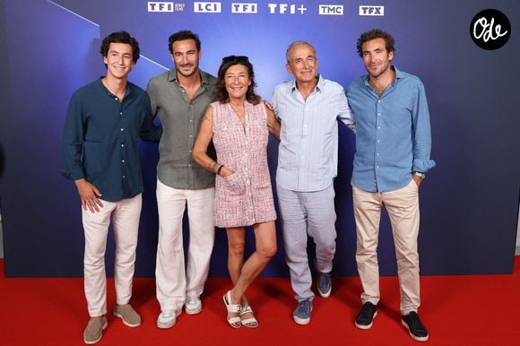 Aux côtés de son épouse Sandrine et de leurs quatre fils, Martin, Valentin, Louis et Raphaël, Olivier Kretz fait découvrir aux téléspectateurs les coulisses de l’immobilier de prestige.

Raphael Kretz, Valentin Kretz, Sandrine Kretz, Olivier Kretz et Martin Kretz participent à l'événement « UPFRONT 2026 » à La Seine Musicale le 18 juin 2026 à Boulogne-Billancourt, en France. Photo de Jérôme Domine/ABACAPRESS.COM