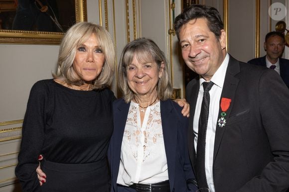Exclusif - Brigitte Macron, Laurent Gerra et sa mère Nicole Gerra - Laurent Gerra reçoit la légion d’honneur de la part du grand chancelier F. Lecointre en présence de la première dame, B. Macron au Palais de la Légion d'honneur à Paris le 29 septembre 2025. © Cyril Moreau/Bestimage