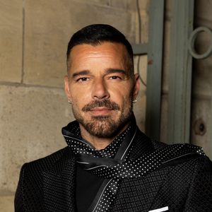 Au lendemain de l'incident, son attachée de presse a pris la parole pour confirmer que l'artiste et ses collaborateurs étaient parfaitement sains et saufs.

Ricky Martin au défilé Tom Ford "Collection Femme Prêt-à-Porter Automne/Hiver 2026-2027" lors de la Fashion Week de Paris, le 4 mars 2026

© Melloul / Delpech / Sarkissian / Bestimage