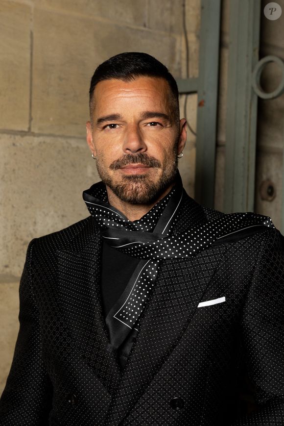 Au lendemain de l'incident, son attachée de presse a pris la parole pour confirmer que l'artiste et ses collaborateurs étaient parfaitement sains et saufs.

Ricky Martin au défilé Tom Ford "Collection Femme Prêt-à-Porter Automne/Hiver 2026-2027" lors de la Fashion Week de Paris, le 4 mars 2026

© Melloul / Delpech / Sarkissian / Bestimage