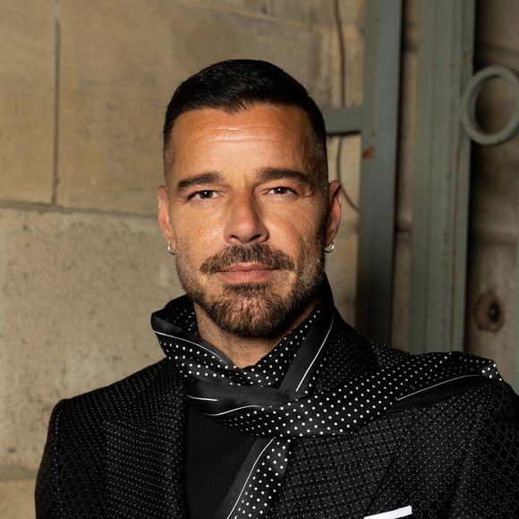 Au lendemain de l'incident, son attachée de presse a pris la parole pour confirmer que l'artiste et ses collaborateurs étaient parfaitement sains et saufs.

Ricky Martin au défilé Tom Ford "Collection Femme Prêt-à-Porter Automne/Hiver 2026-2027" lors de la Fashion Week de Paris, le 4 mars 2026

© Melloul / Delpech / Sarkissian / Bestimage