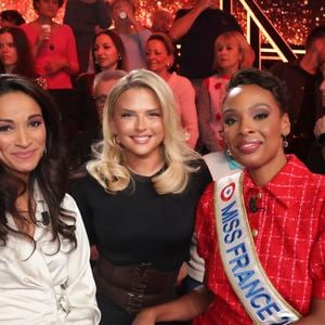 Exclusif - Cindy Fabre, directrice du concours national Miss France, Kelly Vedovelli, Angélique Angarni-Filopon, miss France 2025 sur le plateau de l'émission "Touche pas à mon poste" (TPMP) diffusée en direct sur C8 le 17 décembre 2024.

© Jack Tribeca / Bestimage