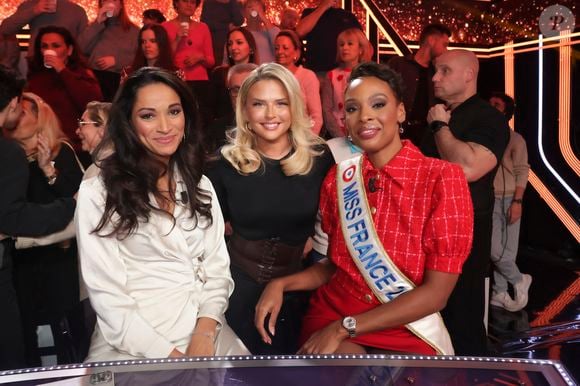 Exclusif - Cindy Fabre, directrice du concours national Miss France, Kelly Vedovelli, Angélique Angarni-Filopon, miss France 2025 sur le plateau de l'émission "Touche pas à mon poste" (TPMP) diffusée en direct sur C8 le 17 décembre 2024.

© Jack Tribeca / Bestimage