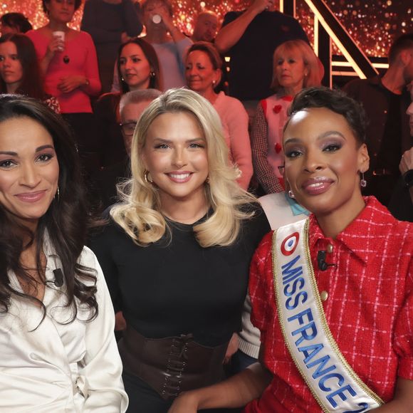 Exclusif - Cindy Fabre, directrice du concours national Miss France, Kelly Vedovelli, Angélique Angarni-Filopon, miss France 2025 sur le plateau de l'émission "Touche pas à mon poste" (TPMP) diffusée en direct sur C8 le 17 décembre 2024.

© Jack Tribeca / Bestimage