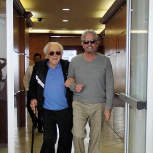 Michael Douglas déjeune avec son père Kirk à Beverly Hills le 25 février 2014. Agence / Bestimage