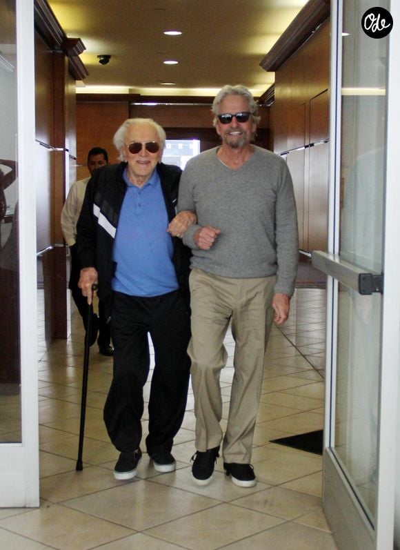 Michael Douglas déjeune avec son père Kirk à Beverly Hills le 25 février 2014. Agence / Bestimage