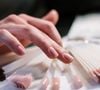 Les formules chimiques riches en acrylates ou formaldéhyde demandent donc une vigilance accrue lors de l'application.