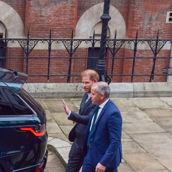 Ce qui n'est pas négligeable, "alors que se profile la fin de son contrat avec Netflix"

Le prince Harry, duc de Sussex, à la sortie du procès contre l'éditeur du journal "Daily Mail" à Londres, le 30 mars 2023.
© Vuk Valcic/Zuma Press/Bestimage