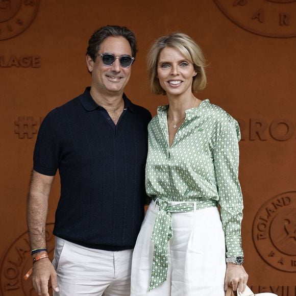 Sylvie Tellier compare avec humour le règlement de l’établissement à celui du concours Miss France.

Sylvie Tellier et son mari Laurent Schenten lors des Internationaux de France de Tennis de Roland Garros 2026, à Paris, France, le 7 juin 2026. © Jacovides-Moreau/Bestimage