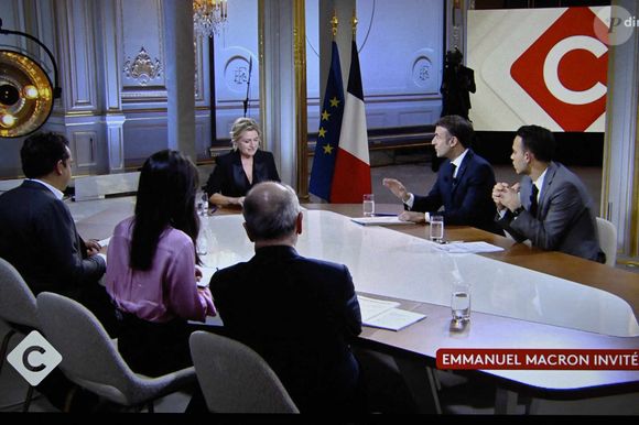 Le président français Emmanuel Macron avec Anne-Elisabeth Lemoine, Mohamed Bouhafsi, Patrick Cohen, Emilie Tran Nguyen et Pierre Lescure sur un écran de télévision à Paris lors d'une interview en direct diffusée dans l'émission '' C a vous '' de la chaîne de télévision française France 5, le 20 décembre 2023. Photo by Eliot Blondet/ABACAPRESS.COM