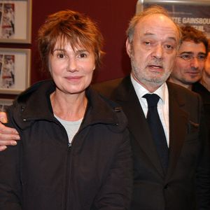 Le réalisateur français Claude Berri et Miou-Miou assistent à la première du dernier film de Berri, 'L'un reste, l'autre part', au cinéma UGC Publicis à Paris, France, le 11 janvier 2005. Photo par Bruno Klein/ABACA