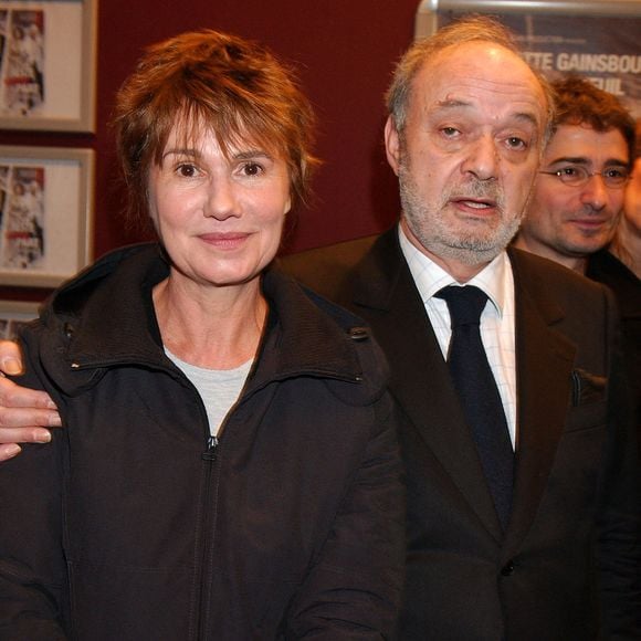 Le réalisateur français Claude Berri et Miou-Miou assistent à la première du dernier film de Berri, 'L'un reste, l'autre part', au cinéma UGC Publicis à Paris, France, le 11 janvier 2005. Photo par Bruno Klein/ABACA