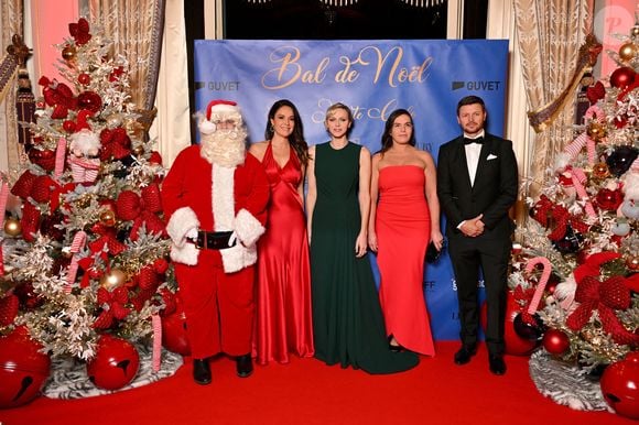 Sandrine Knoell, la fondatrice de l'événement, la princesse Charlene de Monaco, et son frère Gareth Wittstock et Donatella de Massy lors du traditionnel Bal de Noël à la salle Empire de l'hôtel de Paris à Monaco, le 7 décembre 2024.