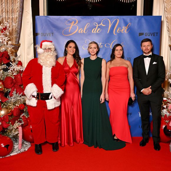 Sandrine Knoell, la fondatrice de l'événement, la princesse Charlene de Monaco, et son frère Gareth Wittstock et Donatella de Massy lors du traditionnel Bal de Noël à la salle Empire de l'hôtel de Paris à Monaco, le 7 décembre 2024.